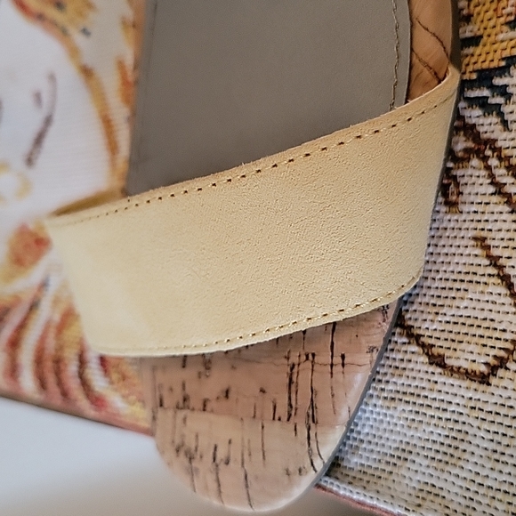 Great Condition Worthington Womens Soft Yellow Suede sandal heel shoes - Picture 7 of 7